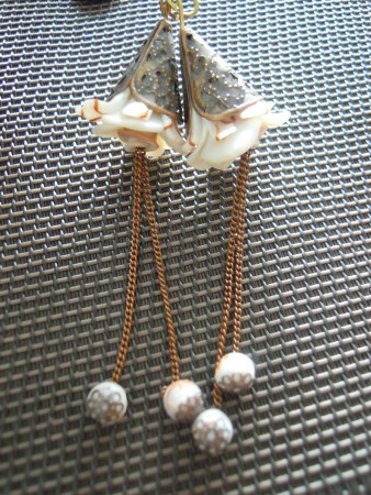 Boucles d'oreilles roses blanches bronzes pendantes 6 euros