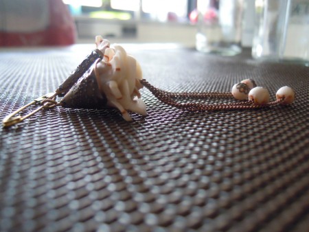 Boucles d'oreilles roses blanches bronzes pendantes 6 euros
