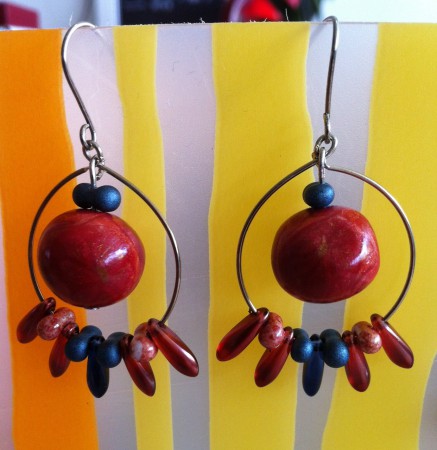 Boucles d'oreilles ethniques rouges bleues anneaux pendantes