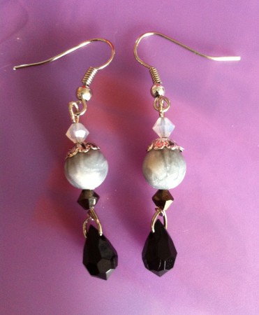 Boucles d'oreilles blanches grises noires pendantes