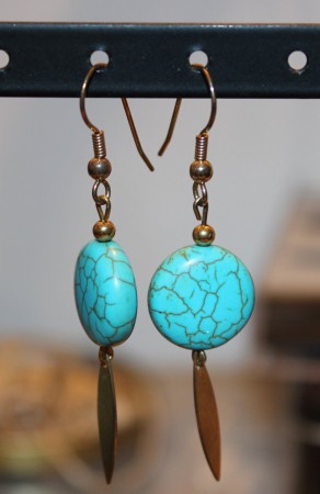 Boucles d'oreilles turquoises dorées pendantes 8 euros