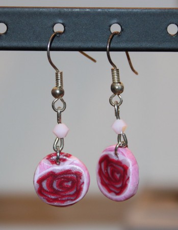 Boucles d'oreilles motif rose pendantes 2 euros
