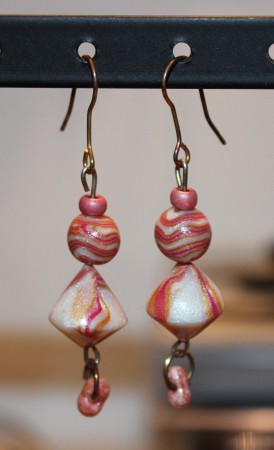Boucles d'oreilles roses dorées blanches pendantes 