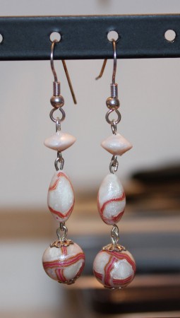 Boucles d'oreilles blanches roses dorées pendantes 3 euros