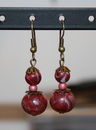 Boucles d'oreilles roses foncées dorées pendantes 