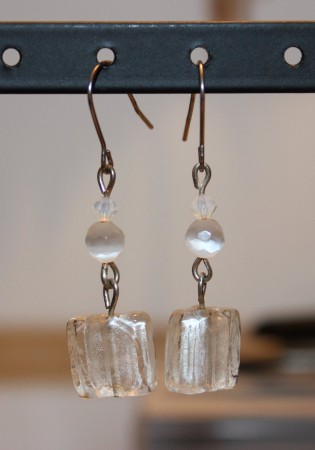 Boucles d'oreilles blanches transparentes carrées pendantes 5 euros