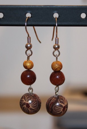 Boucles d'oreilles marrons dorées fleurs pendantes 4 euros