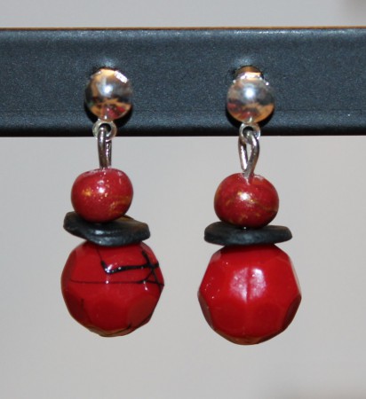 Boucles d'oreilles rouges noires 4 euros
