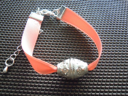 Bracelet ruban rose saumon perle argentée fermoir 4 euros