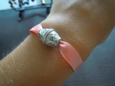 Bracelet ruban rose saumon perle argentée fermoir 4 euros