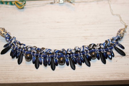 Collier petit plastron ras de cou bleu foncé
