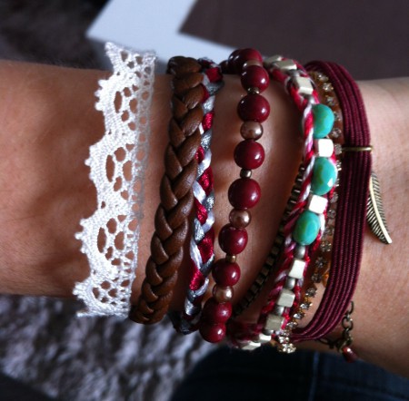 Bracelet pêle mêle bordeaux turquoise vieil or fermoir