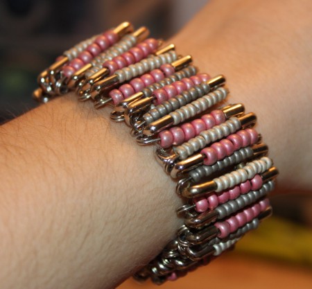 Bracelet rose beige doré pince à nourrices élastique 15 euro